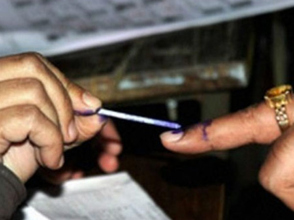 గ్రామస్తుల తీరుతో అవాక్కవుతున్న అధికారులు .. ఇదేనా ఓటరు చైతన్యం