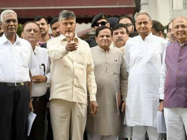 Chandrababu Naidu holds Amit Shah responsible for violence in Kolkata, backs Mamata Banerjee Chandrababu Naidu holds Amit Shah responsible for violence in Kolkata, backs Mamata Banerjee