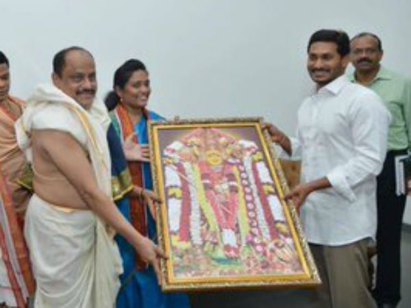 TTD Archakas met Next Chief Minister of Andhra Pradesh YS Jagan TTD Archakas met Next Chief Minister of Andhra Pradesh YS Jagan
