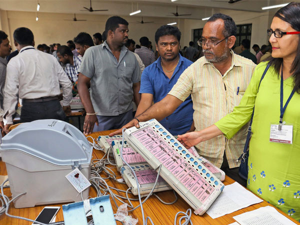 దేశ వ్యాప్తంగా ఏడు విడతల్లో ఎన్నికలు .. ఒక్కో అసెంబ్లీ నియోజకవర్గంలో ఐదు వీవీ ప్యాట్ స్లిప్పుల గణన