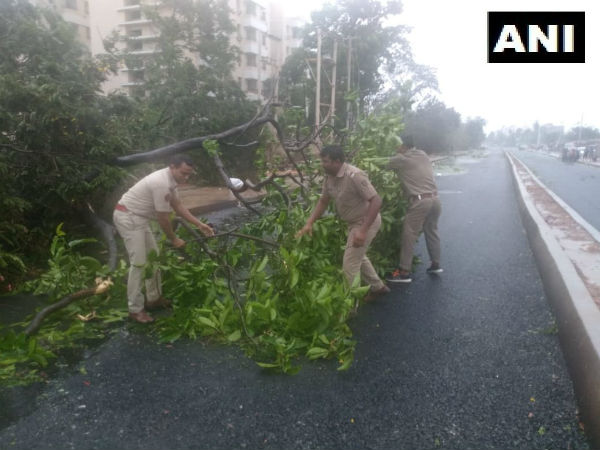 ఎగిరిపోయిన ఎయిమ్స్ హాస్టల్ పైకప్పు
