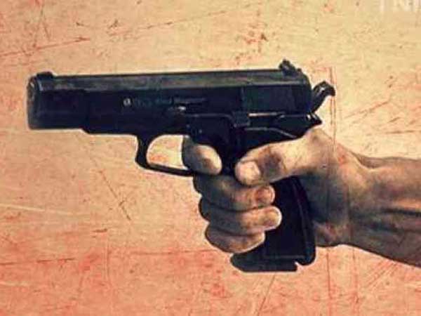 ఓటు వేసిన కుటుంభ పెద్దపై కాల్పులు