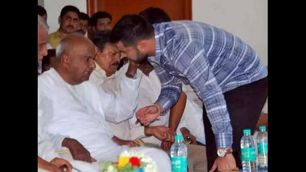 అవ్వకు అప్పు ఇచ్చిన ప్రజ్వల్