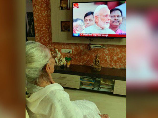 Modis mother Heeraben wathces him taking oath on TV,gets emotional Modis mother Heeraben wathces him taking oath on TV,gets emotional