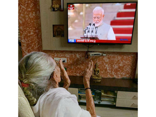 Modis mother Heeraben wathces him taking oath on TV,gets emotional Modis mother Heeraben wathces him taking oath on TV,gets emotional