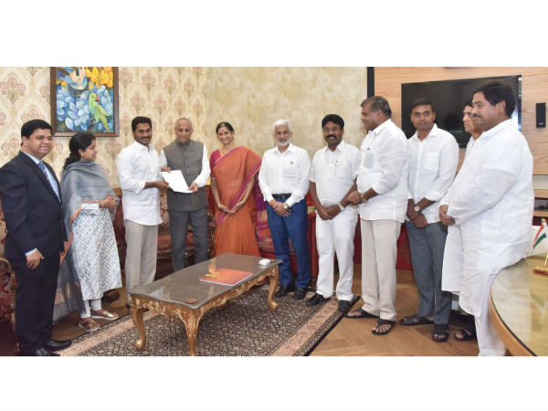 Governor invited Jagan to form new govt ini AP..Kcr grand welcome for Jagan in his camp office. Governor invited Jagan to form new govt ini AP..Kcr grand welcome for Jagan in his camp office.
