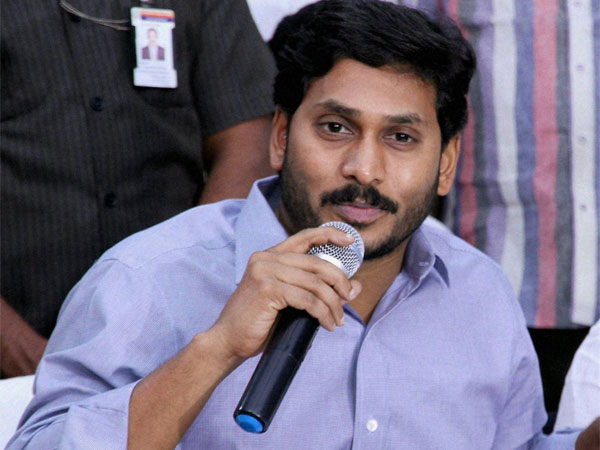 కేంద్ర రాజకీయాల్లో చక్రం తిప్పాలని చూస్తున్న నేతలు ... ప్రస్తుతానికి సైలెంట్ గా ఉన్న జగన్
