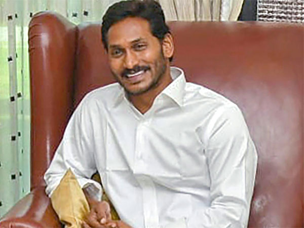 బీజేపీతో పేచీ పెట్టుకోకుండా స్మూత్గా డిమాండ్ల సాధన