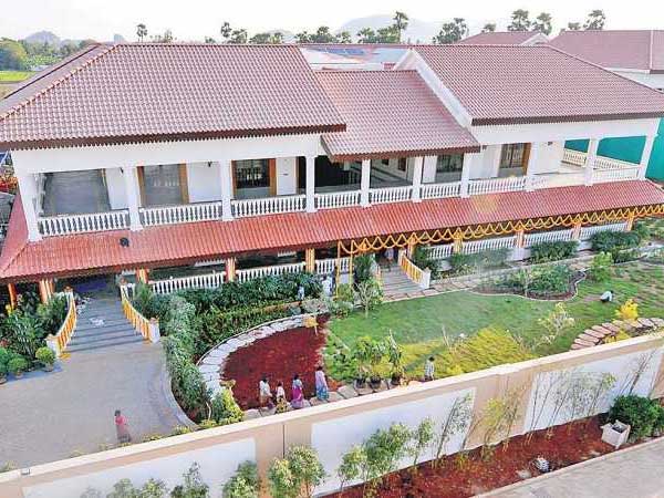 జగన్ నివాసంపై వెల్లువెత్తుతున్న విమర్శలు
