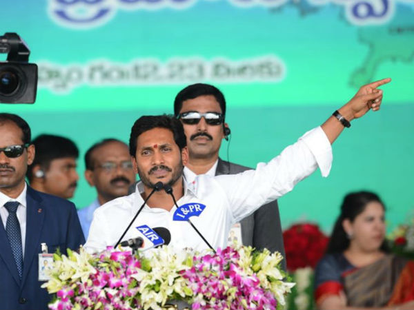 ప్రమాణ స్వీకారం చేస్తున్న సమయంలో...