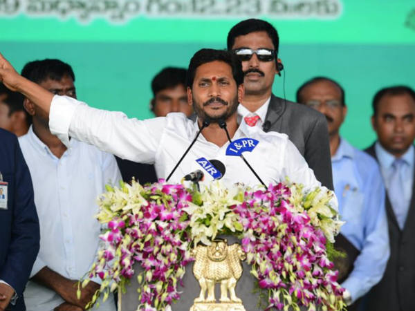 విజయమ్మ భావోద్వేగం..జగన్ ఓదార్పు..
