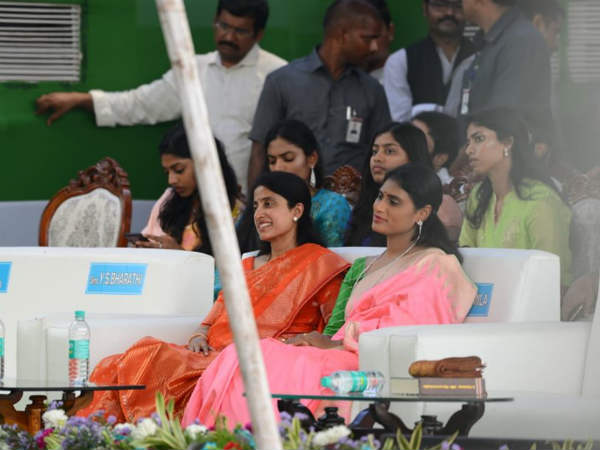 జగన్ కుమార్తెలు స్పెషల్ ఎట్రాక్షన్..