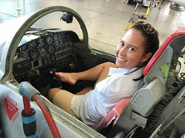 Woman who has no arms gets pilot license Woman who has no arms gets pilot license
