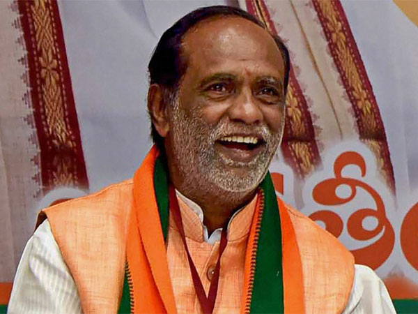 సర్జికల్ స్ట్ర్రైక్స్లో దోమలు కూడ చావలేదని ఎద్దేవా చేశారు.