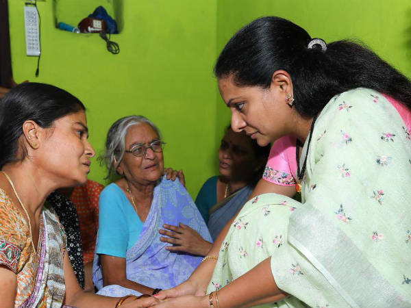 కవిత ఓటమితో మనస్తాపంతో మృతి చెందిన కార్యకర్త కుటుంబాన్ని పరామర్శించిన కవిత
