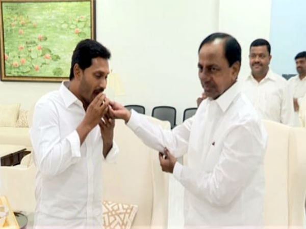 Governor invited Jagan to form new govt ini AP..Kcr grand welcome for Jagan in his camp office. Governor invited Jagan to form new govt ini AP..Kcr grand welcome for Jagan in his camp office.