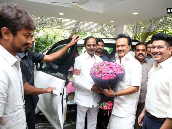 స్టాలిన్ తో భేటీ వల్ల ఒరిగిందేమీ లేదంటున్న విశ్లేషకులు..! పెరిగిన విమర్శలు జోరు..!!