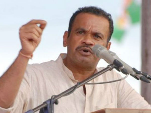 కేసీఆర్ పై నిప్పులు చెరిగిన కోమటిరెడ్డి .. విద్యార్థుల ఉసురు తగిలి నాశనం అవుతారని శాపనార్ధాలు