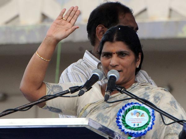 తనపై అసభ్య వ్యాఖ్యలు చేసిన వారిని నాలుగు తంతే వెనక ఉన్నవారు బయటకు వస్తారన్న లక్ష్మీ పార్వతి