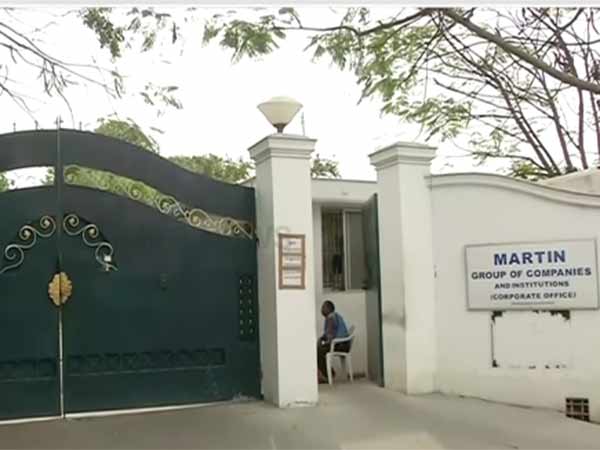 మార్టీన్ మీద 14 కేసులు