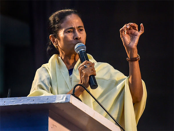 గట్టి పోటీ ఇచ్చిన బీజేపి..! ఖంగుతిన్న దీదీ..!!