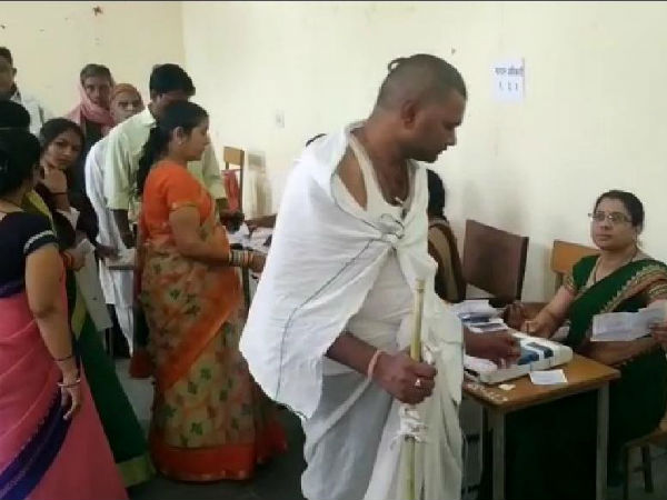 Chhatarpur man votes after fathers last rites,wins netizens hearts Chhatarpur man votes after fathers last rites,wins netizens hearts