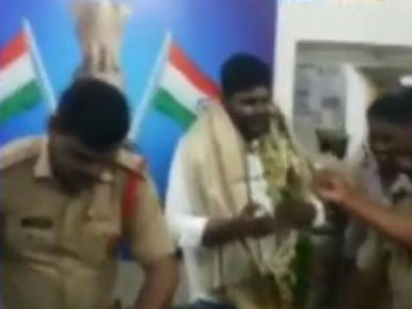 మానకొండూరు పీఎస్ లో కాంట్రాక్టర్ పుట్టినరోజు వేడుకలు .. సోషల్ మీడియా లో వైరల్