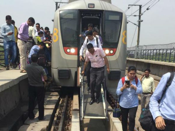 ఓవర్ హెడ్ వైర్లో తలెత్తిన సాంకేతిక సమస్య