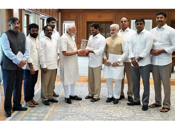 మోదీ-జగన్ పరస్పర అభినందనలు