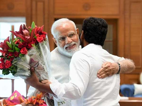 నేనున్నానంటూ మోదీ భరోసా..