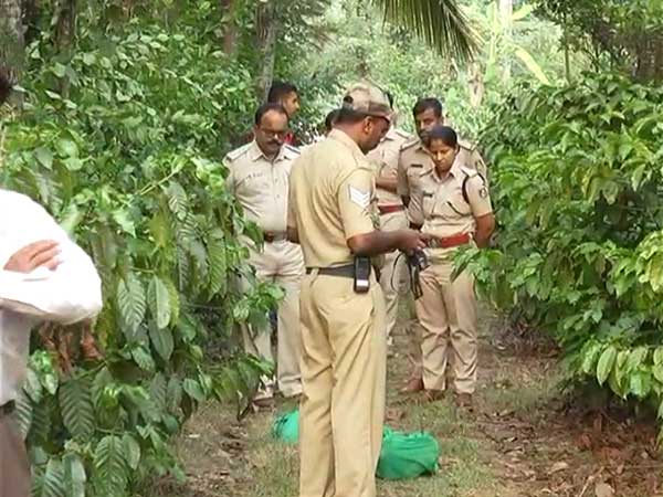 స్నేహితుడి సహకారంతో బైక్పై