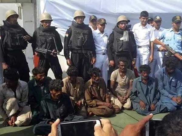 Mumbai Coast Guard seizes Pakistani boat carrying heroin worth 600 crore rupees Mumbai Coast Guard seizes Pakistani boat carrying heroin worth 600 crore rupees