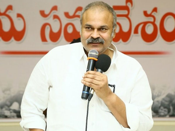 విద్యార్థుల ఆత్మహత్యలపై ప్రశ్నించేందుకు ధైర్యం లేదా .. పవన్ కళ్యాణ్ ని మాత్రం తిడతారా