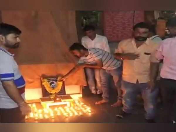 Six men held for celebrating Godse birthday Six men held for celebrating Godse birthday