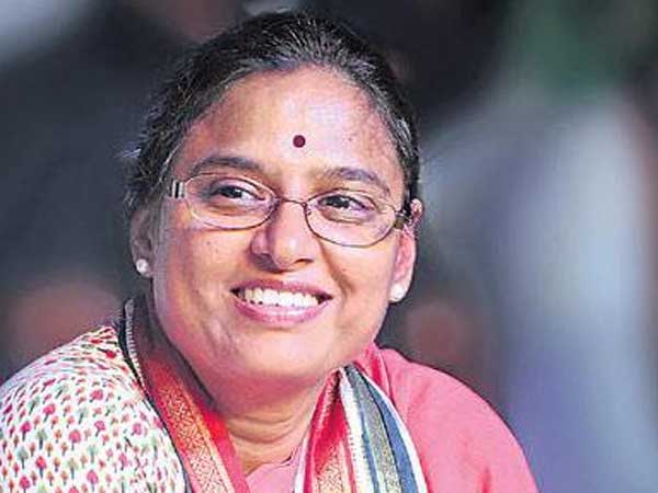 నల్గొండలో ఉత్తమ్ భార్య పద్మావతి పోటీ చేసే అవకాశం .. ఉపఎన్నికల బాధ్యత ఉత్తమ్ దే