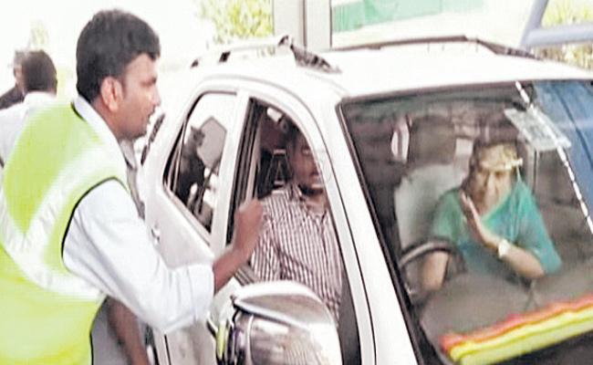 Minister Pulla RAo Family Hal Chal at Toll Gate to pay fee.. Minister Pulla RAo Family Hal Chal at Toll Gate to pay fee..