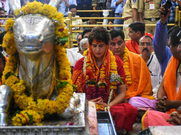 Priyanka Gandhi Offers Prayers At Mahakaleshwar Temple In Ujjain..! Priyanka Gandhi Offers Prayers At Mahakaleshwar Temple In Ujjain..!