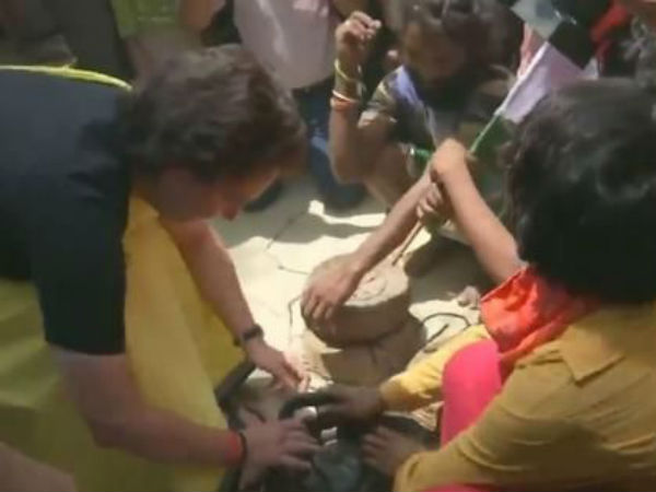 Priyanka Gandhi holding cobra snakes.!courragious Indira grand daughter.!! Priyanka Gandhi holding cobra snakes.!courragious Indira grand daughter.!!