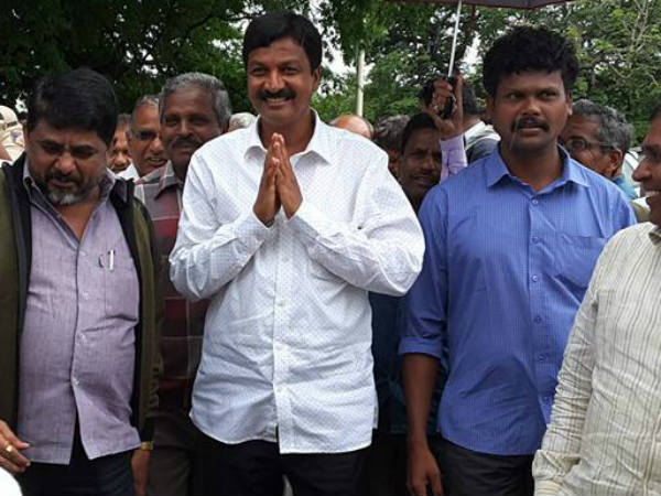అనుచరులు రాజీనామా