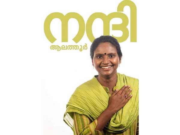 ఆటపాటలతో ఓటర్లను ఆకట్టుకున్న రమ్యా