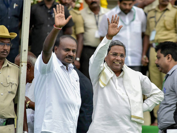 కర్ణాటకలో ఏకమైన సీఎం, మాజీ సీఎం..! ఆపరేషన్ కమల్ ను తిప్పకొట్టేందుకు యత్నం..!!