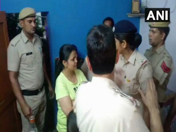 Woman Detained For Throwing Chappal On Navjot Singh Sidhu at Rohtak Rally Woman Detained For Throwing Chappal On Navjot Singh Sidhu at Rohtak Rally