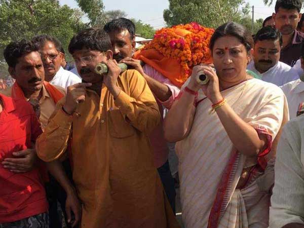 Smriti Irani lends shoulder to mortal remains of close aide who was shot dead in Amethi Smriti Irani lends shoulder to mortal remains of close aide who was shot dead in Amethi