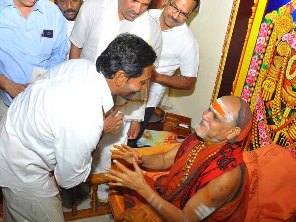 జగన్ కు సన్నిహితంగా ఉండే స్వామీజీ .. అందుకే ఆయన ఆశీర్వాదం కోసం నేతల పాట్లు