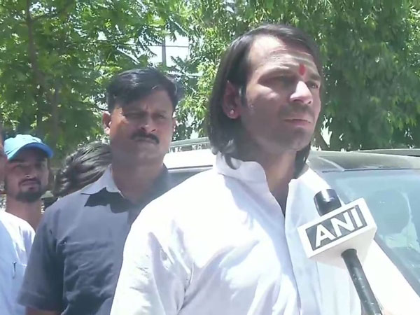 Photographer assaulted by Lalus elder son Tej Pratap Yadavs bodyguards Photographer assaulted by Lalus elder son Tej Pratap Yadavs bodyguards