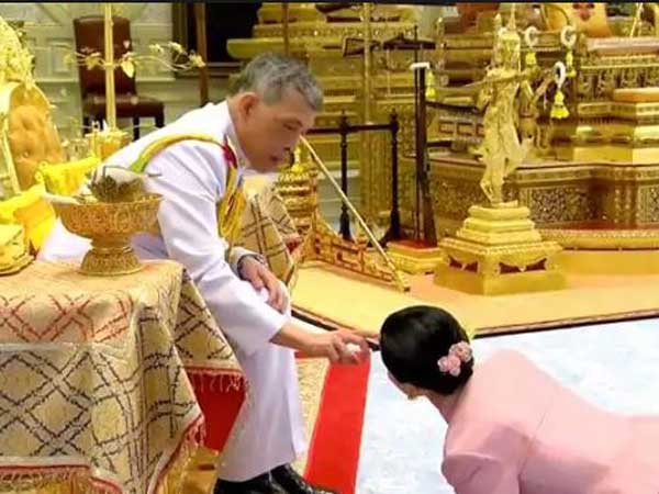 మహారాణి ఒక ఎయిర్ హోస్టెస్