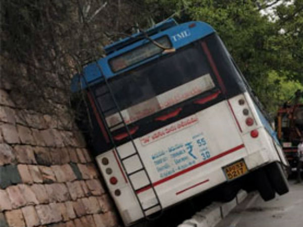 RTC Bus met accident at Tirumala Ghat road, devotees are Safe RTC Bus met accident at Tirumala Ghat road, devotees are Safe