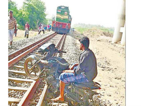 రైలు పట్టాలపై తాపీగా బైకు పెట్టి..!