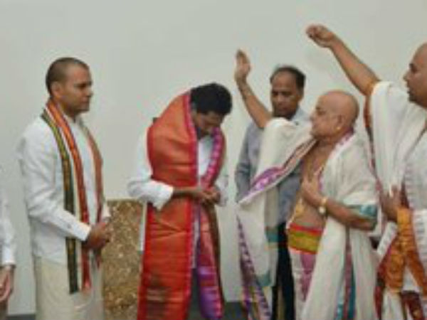 TTD Archakas met Next Chief Minister of Andhra Pradesh YS Jagan TTD Archakas met Next Chief Minister of Andhra Pradesh YS Jagan