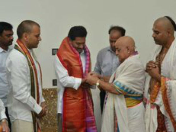 TTD Archakas met Next Chief Minister of Andhra Pradesh YS Jagan TTD Archakas met Next Chief Minister of Andhra Pradesh YS Jagan